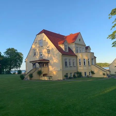 Ferienwohnung-5-am-wasser-gut-grubnow-ruegen-wlan-und-sauna Apartment