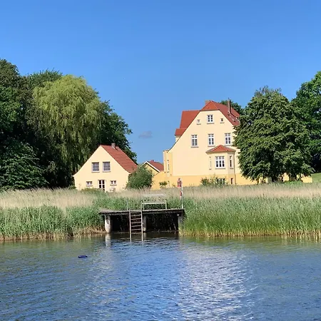 Ferienwohnung-5-am-wasser-gut-grubnow-ruegen-wlan-und-sauna Apartment *
